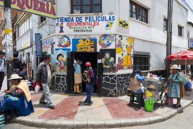 İnsanların önünde Potosi şehir bir mağaza. Potosi dünyanın en yüksek şehirlerinden biridir ve sömürge dönemi sırasında İspanya için gümüş kaynağı büyük oldu.