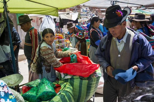 Woman selling coca leaves in a street market in the small town of Betanzos, in Bolivia. — Stock Photo, Image