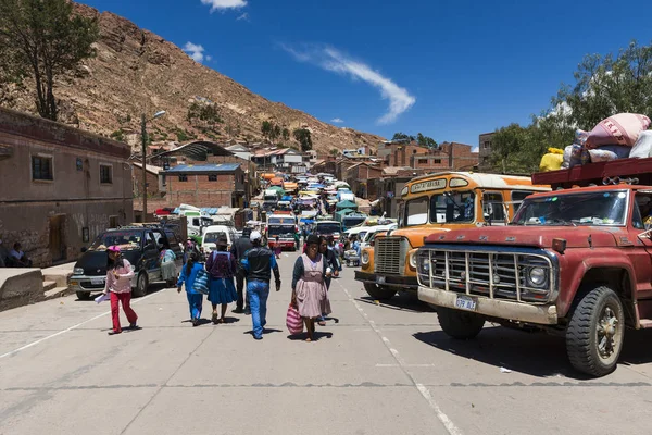 Pessoas em um mercado de rua na pequena cidade de Betanzos, na Bolívia . — Fotografia de Stock