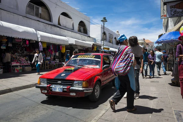 Pessoas e um carro em uma rua na cidade de Sucre, na Bolívia . — Fotografia de Stock