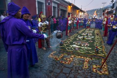 Antigua, Guatemala kutsal hafta Paskalya kutlamaları sırasında mor elbiseler ve antik Roma askeri kıyafet giyen adam.