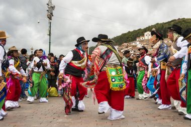 Geleneksel giysiler ve Huaylia Noel günü Cuzco, Peru'da Cuzco katedral önünde dans maskeleri giyen adam.