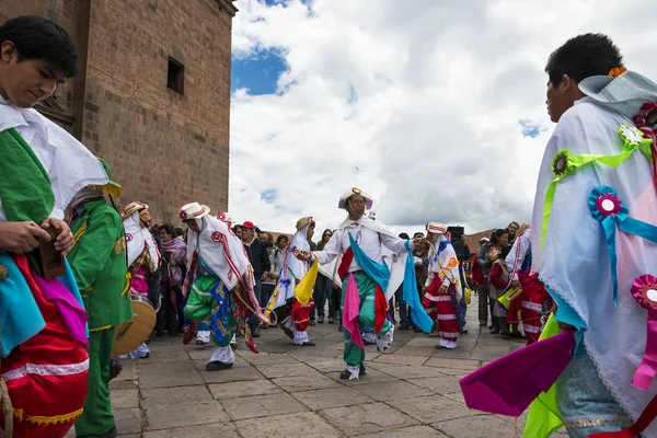 Mann in traditioneller Kleidung und Masken, der am Weihnachtstag vor der Kathedrale von Cuzco in Peru die Huaylia tanzt. — Stockfoto