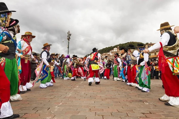 전통적인 의류 및 쿠스코, 페루의 쿠스코 대성당 앞 크리스마스 날에는 Huaylia을 춤 마스크 착용 하는 남자. — 스톡 사진