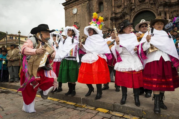 Les gens portant des vêtements et des masques traditionnels dansant la Huaylia le jour de Noël devant la cathédrale de Cuzco à Cuzco, Pérou . — Photo