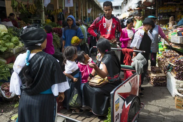 Pessoas em um mercado a cidade de Otavalo no Equador . — Fotografia de Stock