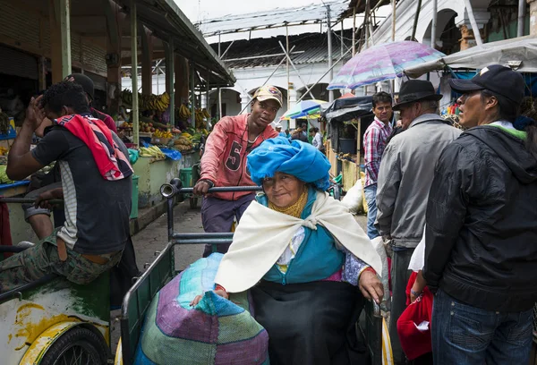 Les gens dans un marché dans la ville d'Otavalo en Équateur . — Photo