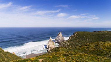 Sintra, Portekiz de Roca Cape (Cabo da Roca) yakınında büyük ayı Beach (Praia da büyük ayı) görünümü