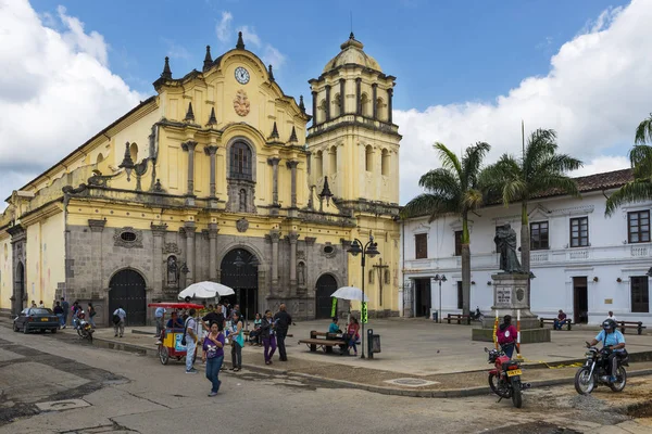 Bekijken van het San Francisco plein en de San Francisco kerk in de stad van Popayan in Colombia — Stockfoto