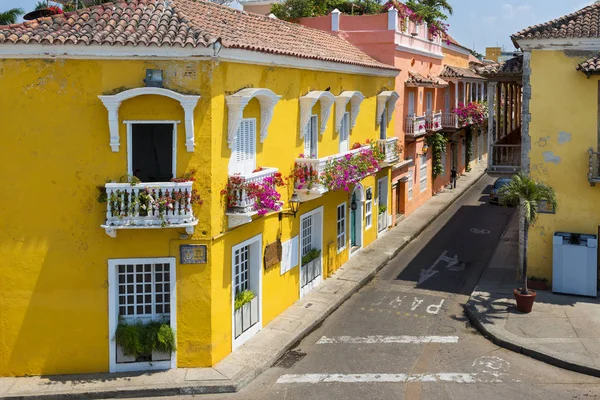 Kleurrijke gebouwen in een straat van de oude stad Cartagena (Cartagena de Indias) in Colombia — Stockfoto