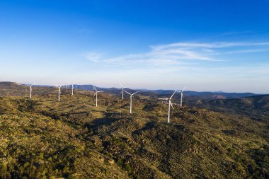 Dağlarda büyük bir Windfarm'daki yel değirmenleri