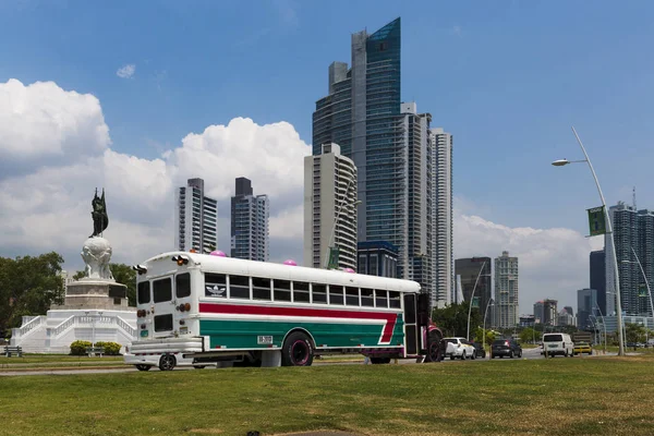 Barevné autobus v avenue v centru Panama City v Panamě. — Stock fotografie