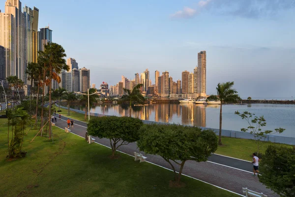 Widok na centrum miasta Panama City, Panama, o zachodzie słońca. — Zdjęcie stockowe