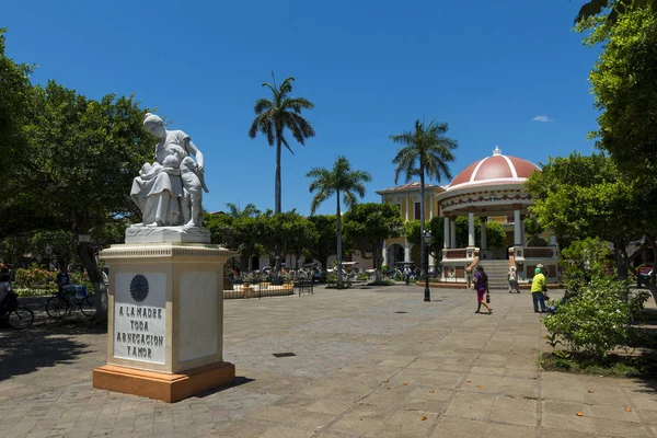 在尼加拉瓜，中美洲殖民地格拉纳达市的中心广场的视图. — 图库照片