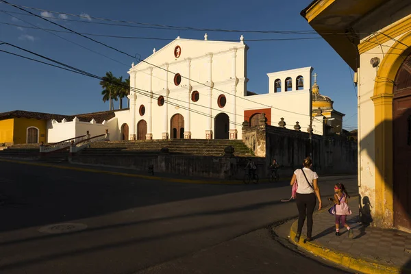 Matka i córka przy ulicy kolonialnych Granady w Nikaragui z klasztoru San Francisco na tle o zachodzie słońca — Zdjęcie stockowe