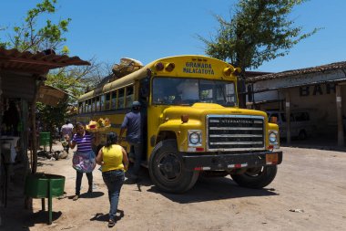 İnsanlar eski bir halk otobüsü Granada, Nikaragua girme