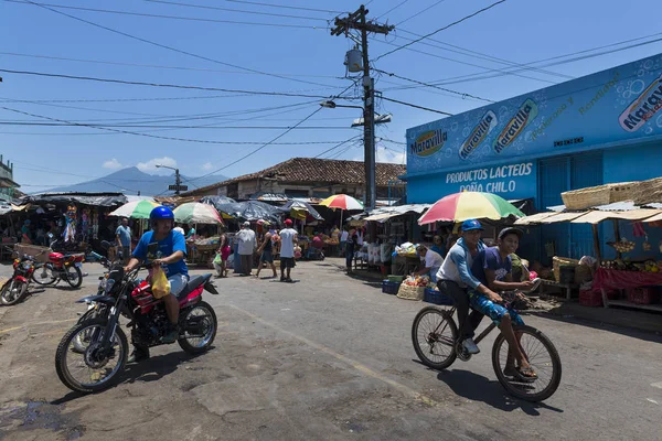 Az emberek az utcai piac, a gyarmati város a Granada, Nicaragua — Stock Fotó