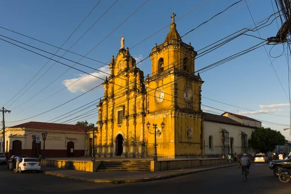La Iglesia de La Recoleccion en León Nicaragua, Centroamérica, al atardecer —  Fotos de Stock