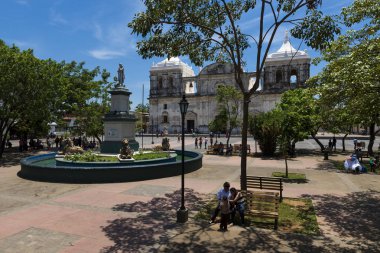 Parque Central Cathedral of Leon (Our Lady of Grace Cathedral) arka planda Nikaragua, Orta Amerika ile insanlara