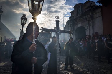 Penitents bir Paskalya alayı sırasında kutsal hafta Antigua, Guatemala