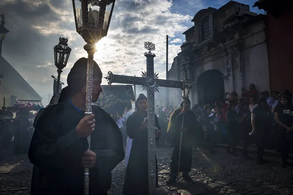 Penitents egy húsvéti körmenet alatt a Szent hét, Antigua, Guatemalában — Stock Fotó