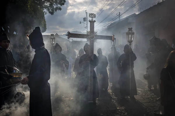 Penitents в Великдень процесії під час свята тиждень в Антигуа, Гватемала — стокове фото