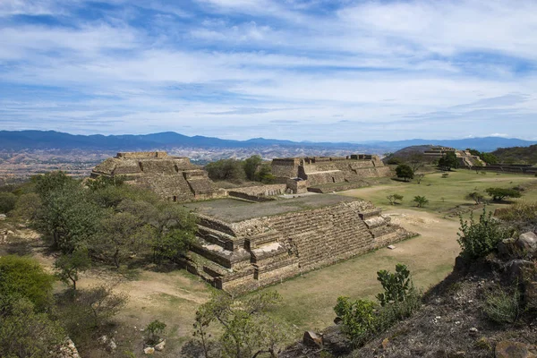 Uitzicht op de ruïnes van Monte Alban in Oaxaca — Stockfoto