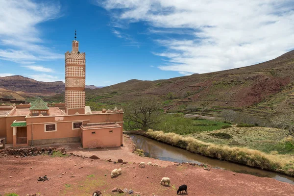 Moskee in de kleine stad van Inkkal in de hoge Atlas van Marokko — Stockfoto