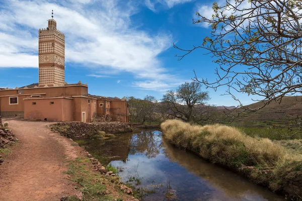 Mesquita na pequena cidade de Inkkal, no Alto Atlas de Marrocos — Fotografia de Stock