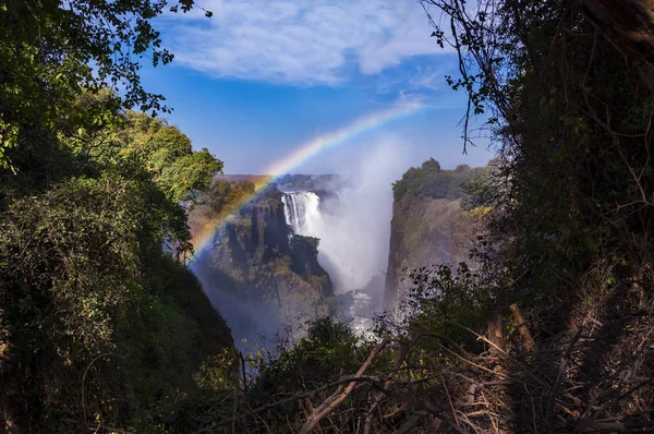 Utsikt över Victoriafallen med regnbåge i Zimbabwe — Stockfoto