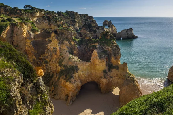 Widok na malownicze Praia dos Tres Irmaos w Alvor, Algarve, Portugalia — Zdjęcie stockowe