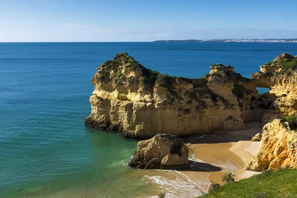 Widok na malownicze Praia dos Tres Irmaos w Alvor, Algarve, Portugalia — Zdjęcie stockowe