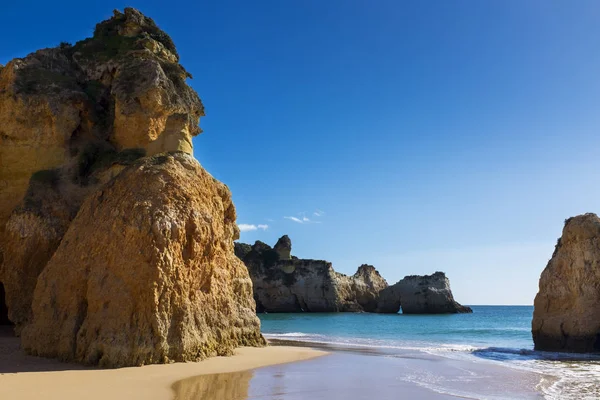 Vista de la pintoresca Praia dos Tres Irmaos en Alvor, Algarve, Portugal — Foto de Stock
