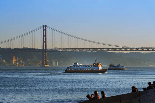 Dos barcos de pasajeros (Cacilheiros) cruzando el río Tajo en Lisboa, Portugal —  Fotos de Stock