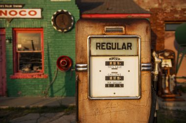 Eski bir gaz Conoco benzin istasyonu tarihi Route 66 kasaba ticaret, Oklahoma, ABD boyunca bir gaz pompası detay.