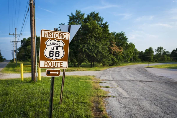 Señal histórica de la ruta 66 en un tramo de la carretera original en el estado de Kansas, EE.UU. — Foto de Stock