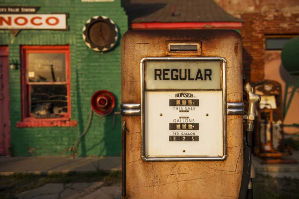 Eski bir gaz Conoco benzin istasyonu tarihi Route 66 kasaba ticaret, Oklahoma, ABD boyunca bir gaz pompası detay. — Stok fotoğraf
