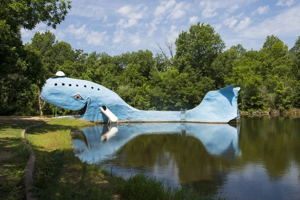 Vista das famosas atrações viárias Baleia Azul de Catoosa ao longo da histórica Rota 66 no estado de Oklahoma, EUA . — Fotografia de Stock