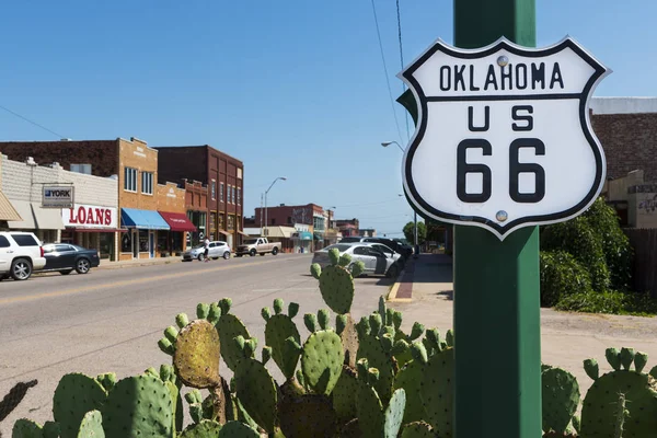 Oklahoma route 66 schild entlang der historischen route 66 im staat oklahoma, usa. — Stockfoto