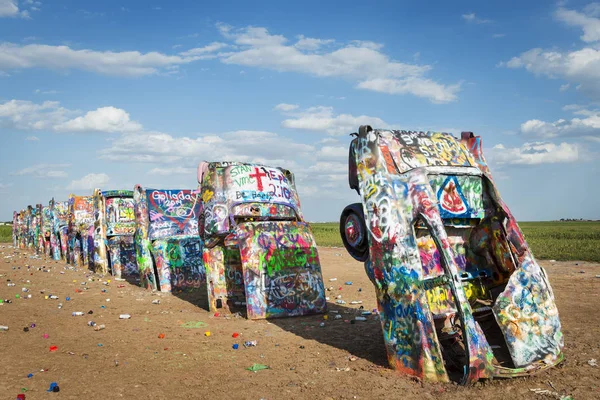 Row of brightly painted Cadillacs in the Cadillac Ranch in Amarillo, Texas, USA. — Stock Photo, Image