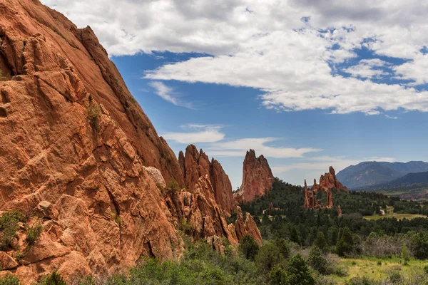 Hermosa formación de roca arenisca roja en el Parque Estatal Roxborough en Colorado, cerca de Denver —  Fotos de Stock