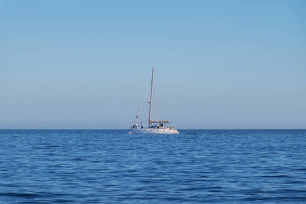 Catamaran navigating along the coast in Portinho da Arrabida, Portugal — Stock Photo, Image