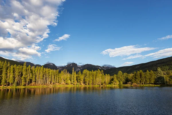 Gyönyörű kilátás nyílik a Medve-tó a Sziklás hegység nemzeti parkban, a Colorado állami — Stock Fotó