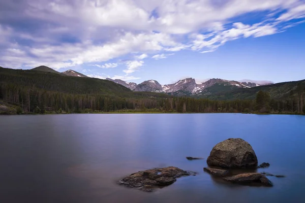Gyönyörű kilátás nyílik a Medve-tó a Sziklás hegység nemzeti parkban, a Colorado állami — Stock Fotó