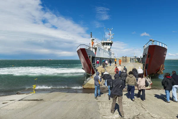 渡船接近码头在麦哲伦海峡，智利 Cruce 蓬塔德尔加达. — 图库照片