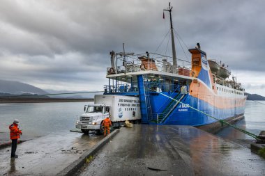 Chaiten Şili'deki bir feribot tekne girerek kamyon