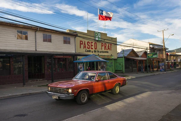 Um carro vermelho em uma rua da cidade de Coyhaique no Chile, América do Sul — Fotografia de Stock