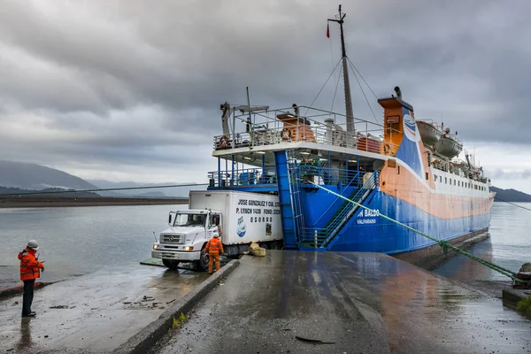 卡车在智利的 Chaiten 镇天星渡轮码头船中输入 — 图库照片