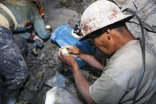 Two miners looking for silver in the silver mine of the Cerro Rico in Potosi, Bolivia. — Stock Photo, Image