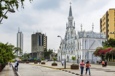 İnsanlar şehir Cali, Kolombiya La Ermita kilisede önünde bir sokakta